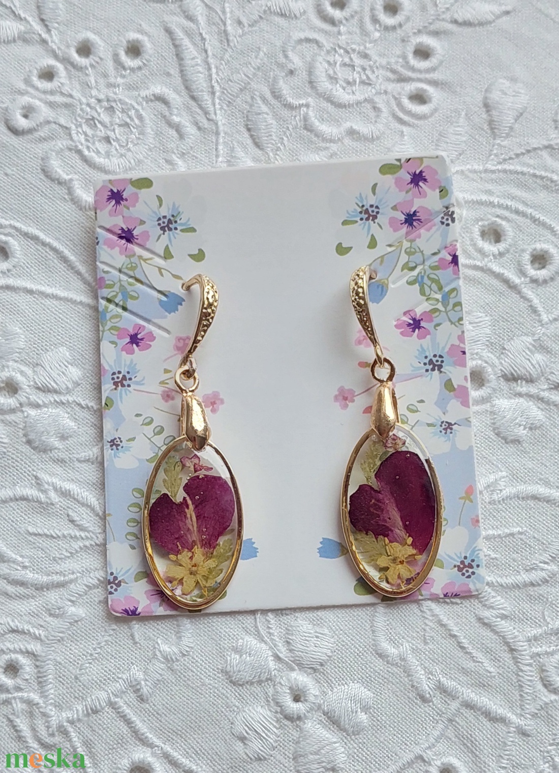 Rózsaszirom gyanta ékszer. Virágos csüngő fülbevaló.  - ékszer - fülbevaló - lógó fülbevaló - Meska.hu