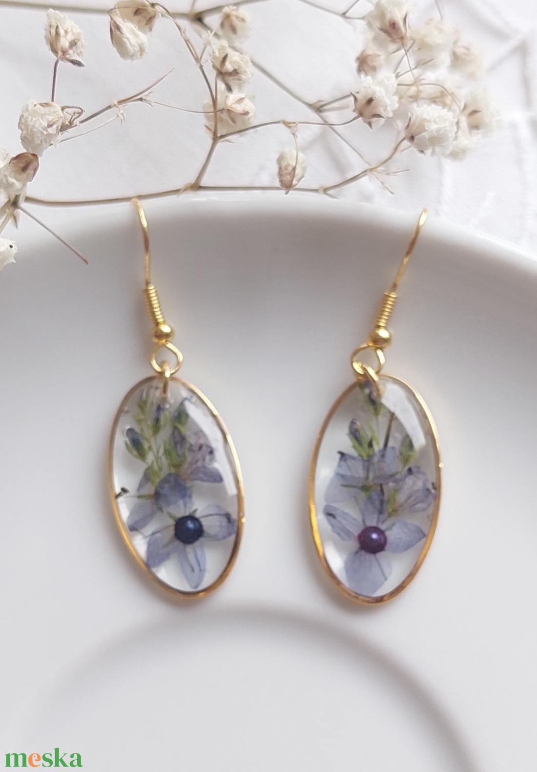 Kék virágos gyanta ékszer. Aranyos csüngő fülbevaló.  - ékszer - fülbevaló - lógó fülbevaló - Meska.hu
