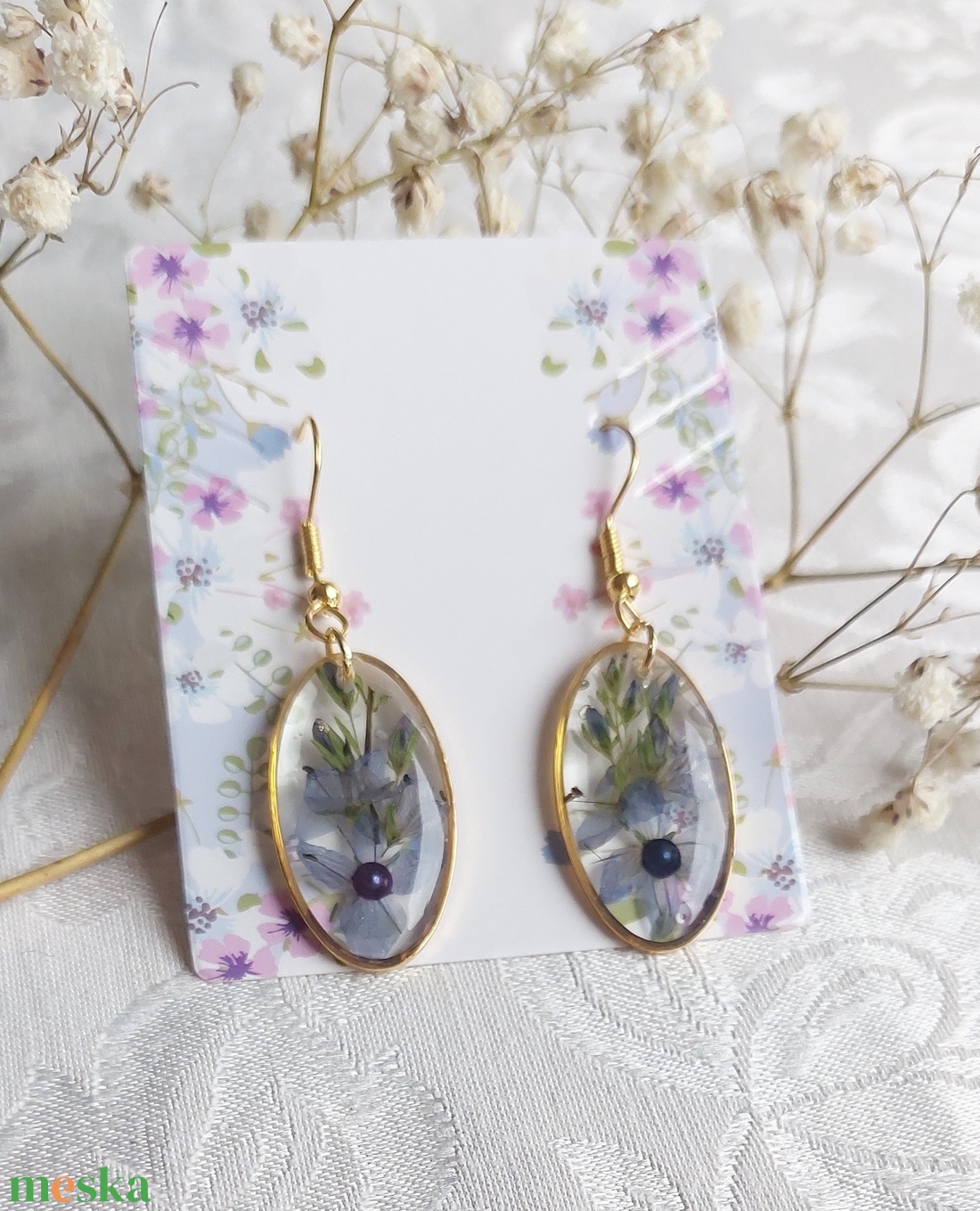 Kék virágos gyanta ékszer. Aranyos csüngő fülbevaló.  - ékszer - fülbevaló - lógó fülbevaló - Meska.hu