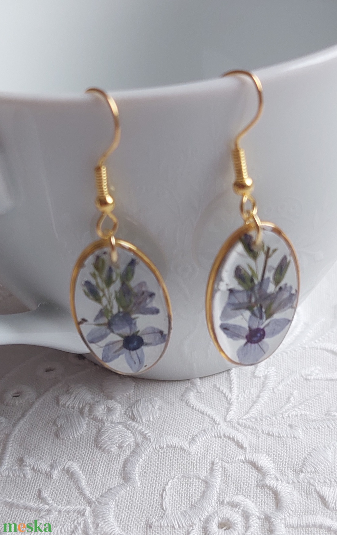 Kék virágos gyanta ékszer. Aranyos csüngő fülbevaló.  - ékszer - fülbevaló - lógó fülbevaló - Meska.hu