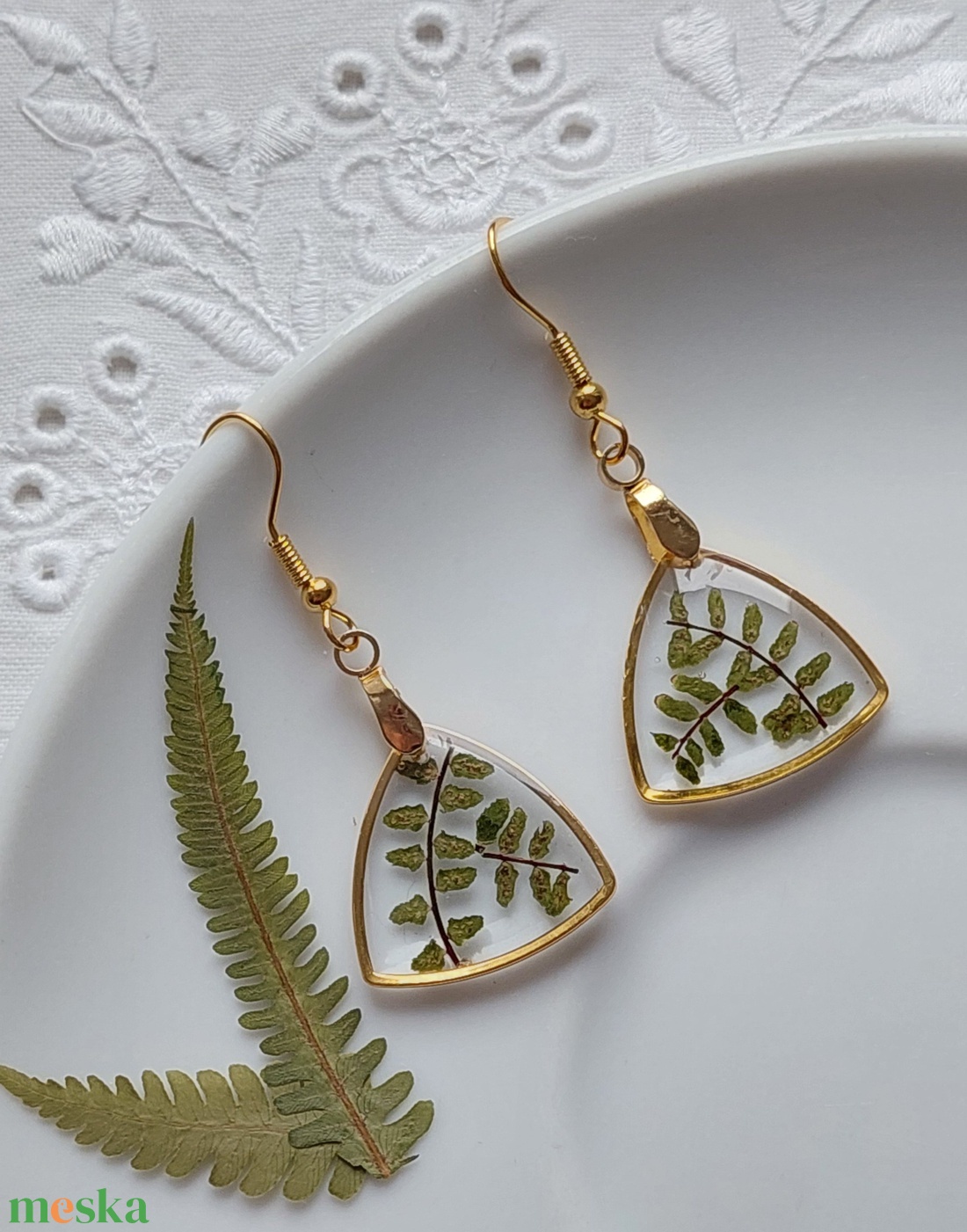 Páfránylevél gyanta ékszer. Aranyos csüngő fülbevaló.  - ékszer - fülbevaló - lógó fülbevaló - Meska.hu