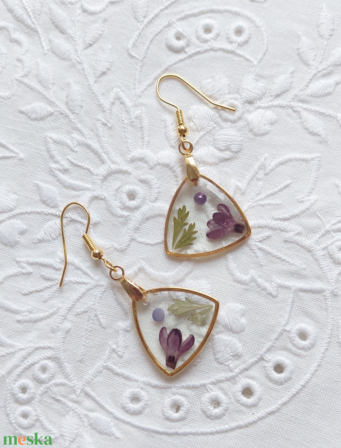 Lila orgona gyanta ékszer. Aranyos csüngő fülbevaló.  - ékszer - fülbevaló - lógó fülbevaló - Meska.hu