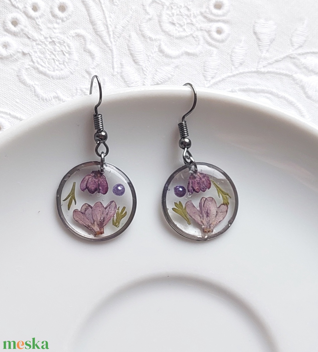 Lila orgona gyanta ékszer. Virágos csüngő fülbevaló.  - ékszer - fülbevaló - lógó fülbevaló - Meska.hu
