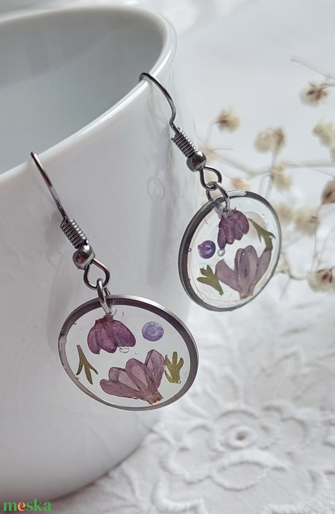 Lila orgona gyanta ékszer. Virágos csüngő fülbevaló.  - ékszer - fülbevaló - lógó fülbevaló - Meska.hu
