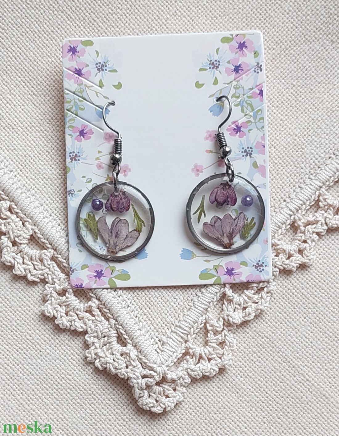 Lila orgona gyanta ékszer. Virágos csüngő fülbevaló.  - ékszer - fülbevaló - lógó fülbevaló - Meska.hu