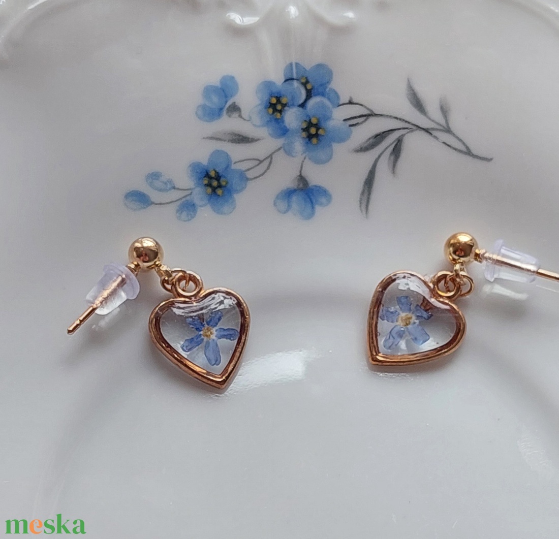 Kék nefelejcs gyanta fülbevaló. Aranyos virágékszer. - ékszer - fülbevaló - lógó fülbevaló - Meska.hu