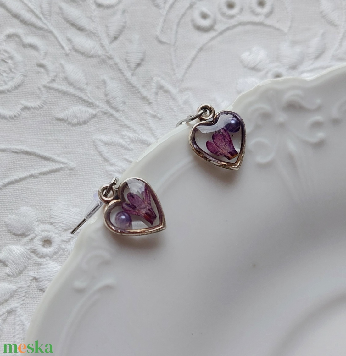 Lila orgona gyanta fülbevaló. Ezüstös virágékszer. - ékszer - fülbevaló - lógó fülbevaló - Meska.hu