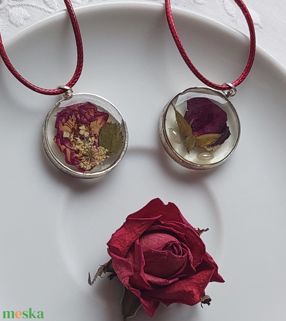 Rózsa gyantában medál. Romantikus stílusu ékszer. - ékszer - nyaklánc - medál - Meska.hu