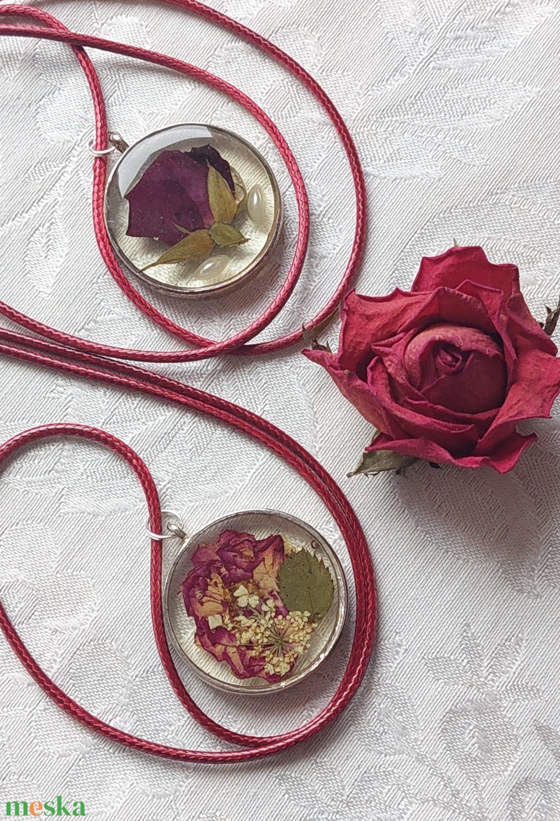 Rózsa gyantában medál. Romantikus stílusu ékszer. - ékszer - nyaklánc - medál - Meska.hu