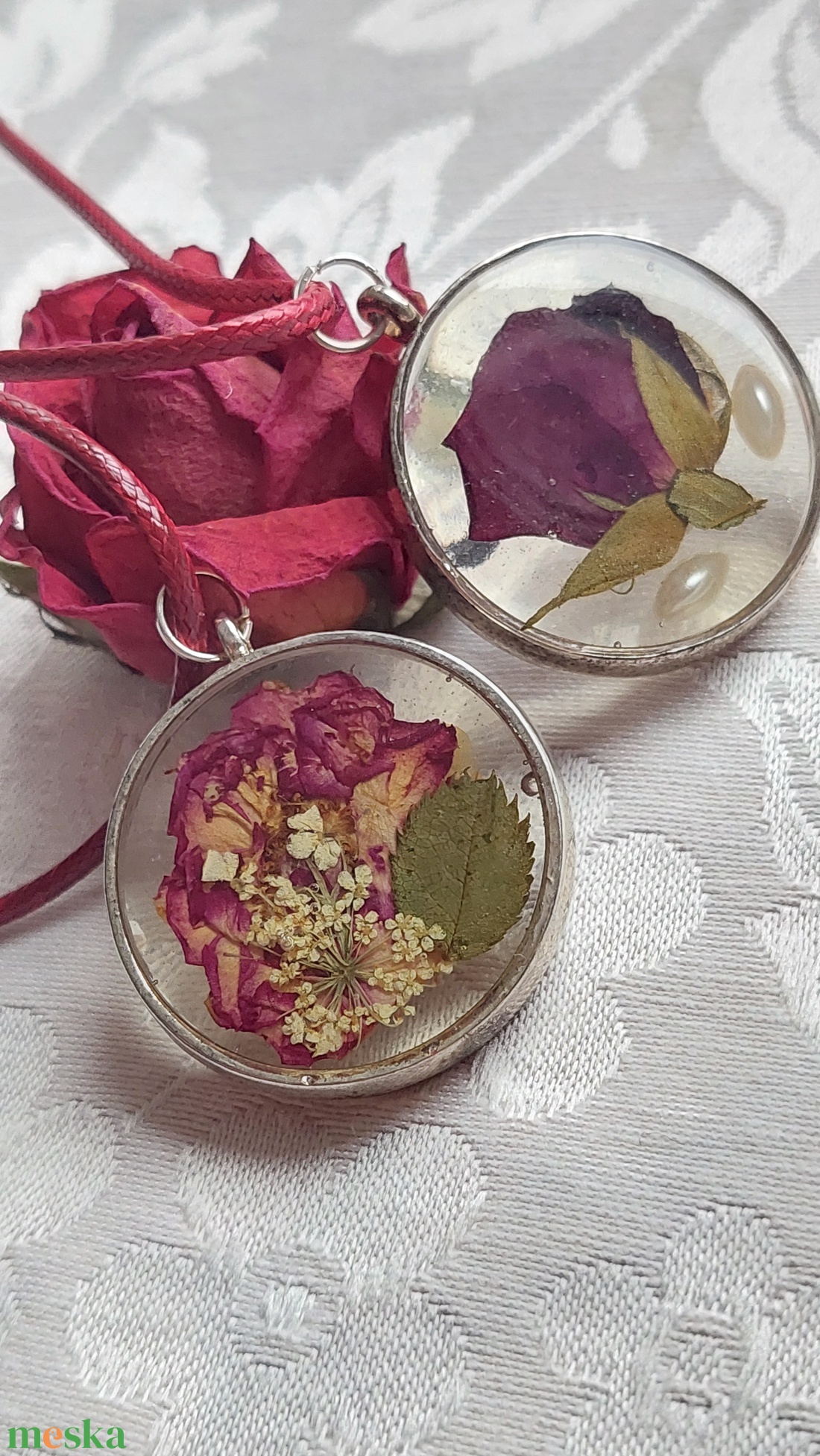 Rózsa gyantában medál. Romantikus stílusu ékszer. - ékszer - nyaklánc - medál - Meska.hu