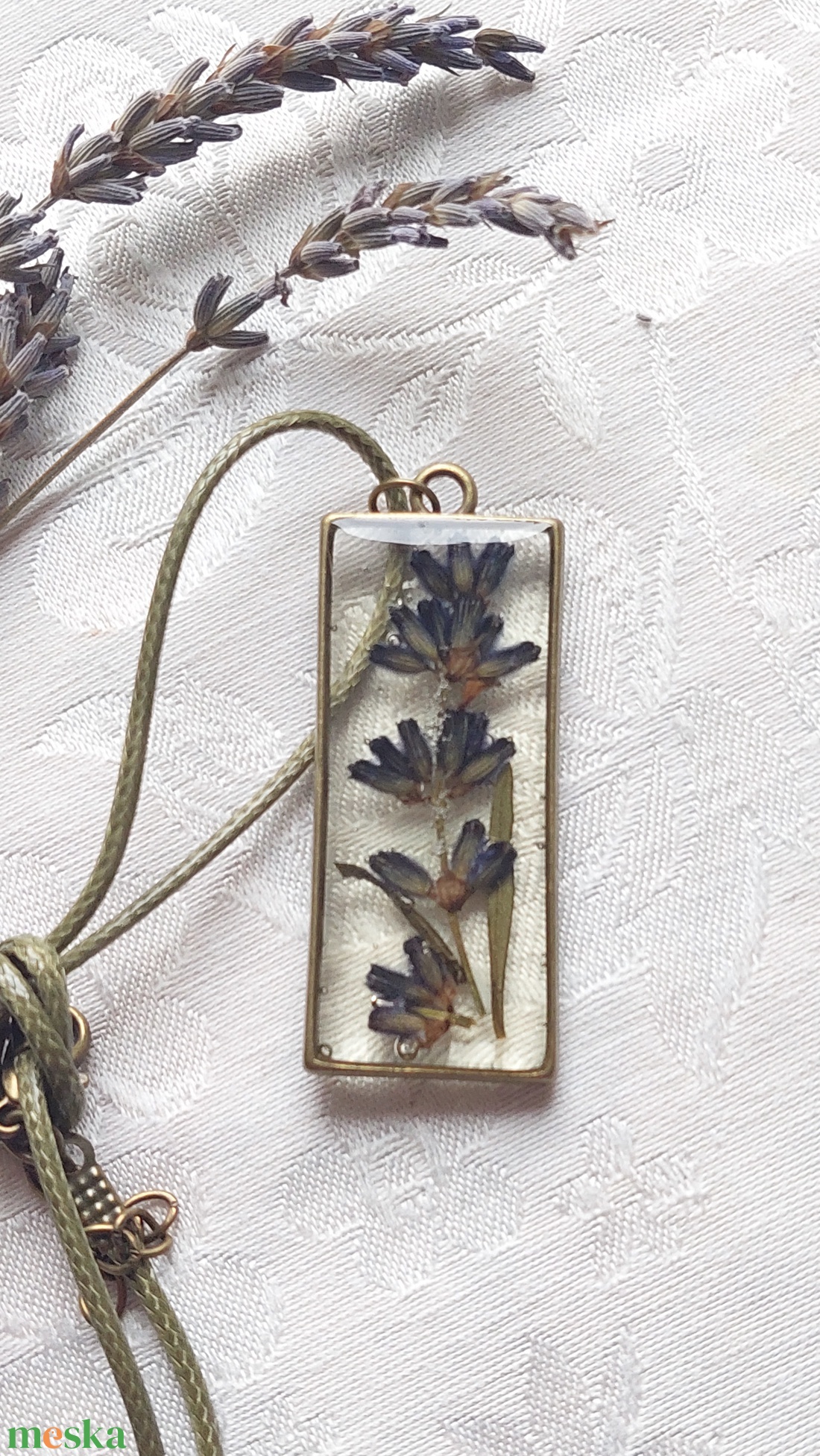 Levendula gyanta medál. Rézkeretes gyanta nyakék. Természetes ékszer. - ékszer - nyaklánc - medál - Meska.hu