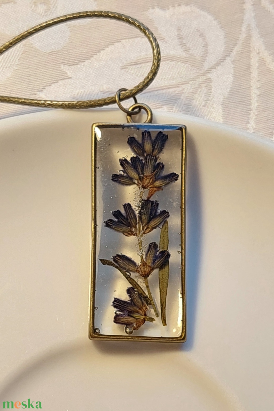Levendula gyanta medál. Rézkeretes gyanta nyakék. Természetes ékszer. - ékszer - nyaklánc - medál - Meska.hu