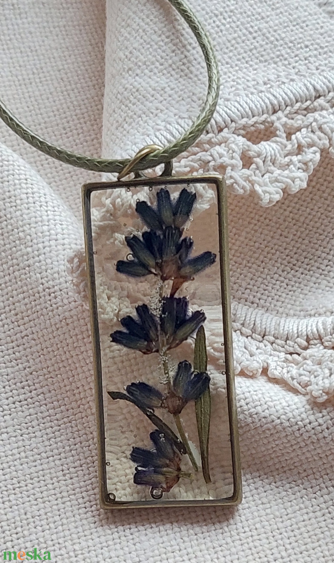 Levendula gyanta medál. Rézkeretes gyanta nyakék. Természetes ékszer. - ékszer - nyaklánc - medál - Meska.hu