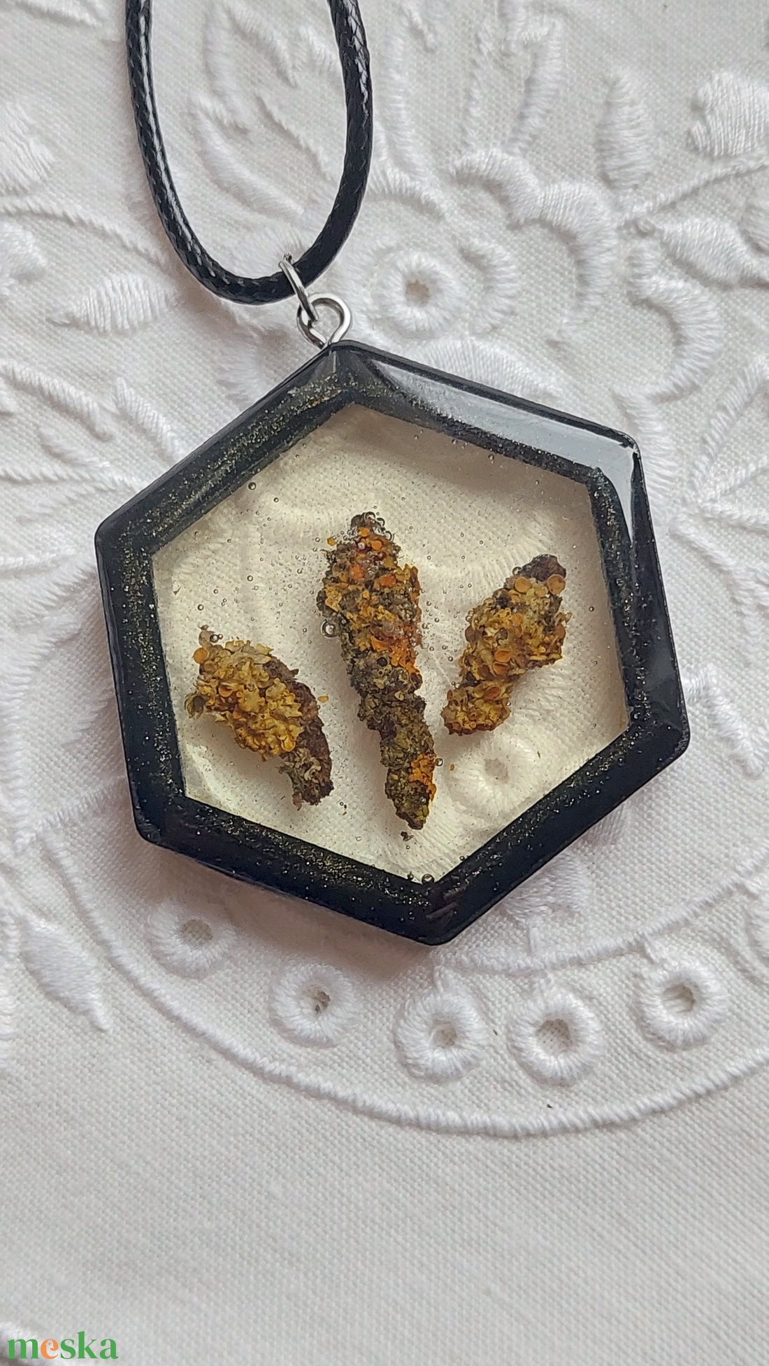 Zuzmós gyanta medál. Fekete fakeretes gyanta nyakék. Természetes ékszer. - ékszer - nyaklánc - medál - Meska.hu