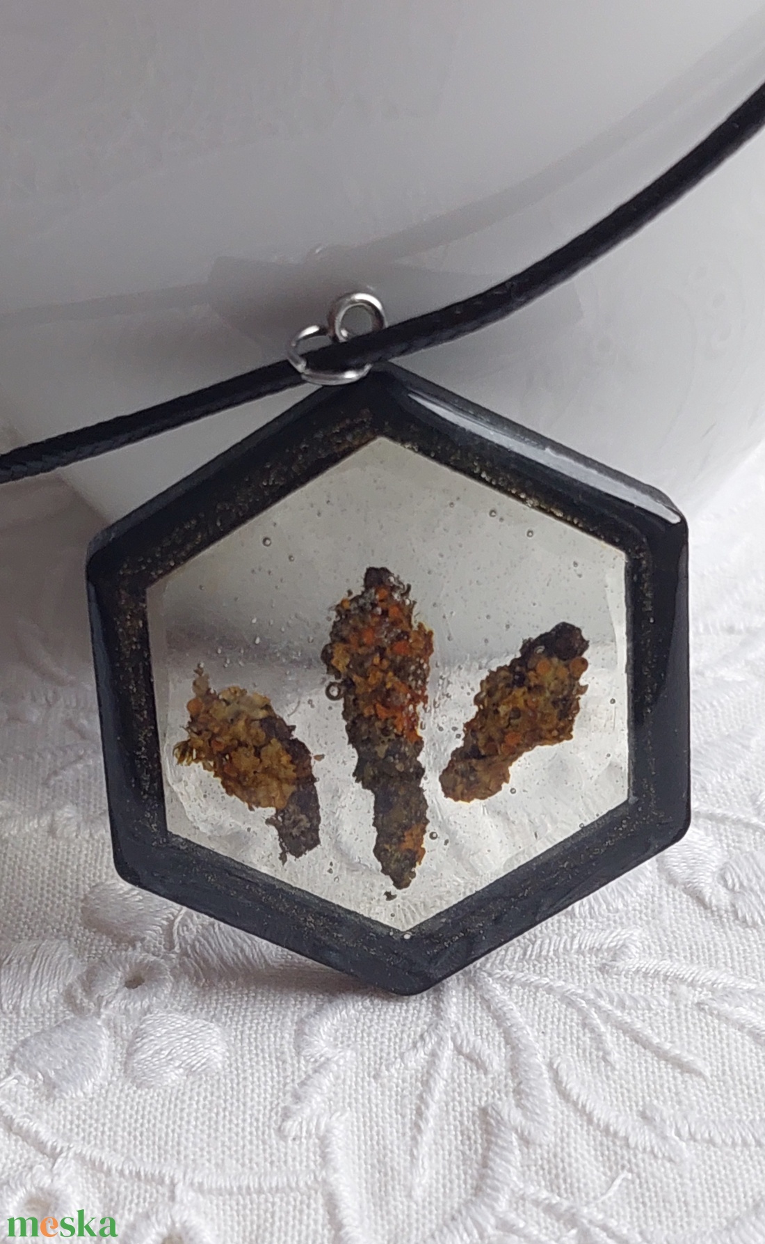 Zuzmós gyanta medál. Fekete fakeretes gyanta nyakék. Természetes ékszer. - ékszer - nyaklánc - medál - Meska.hu