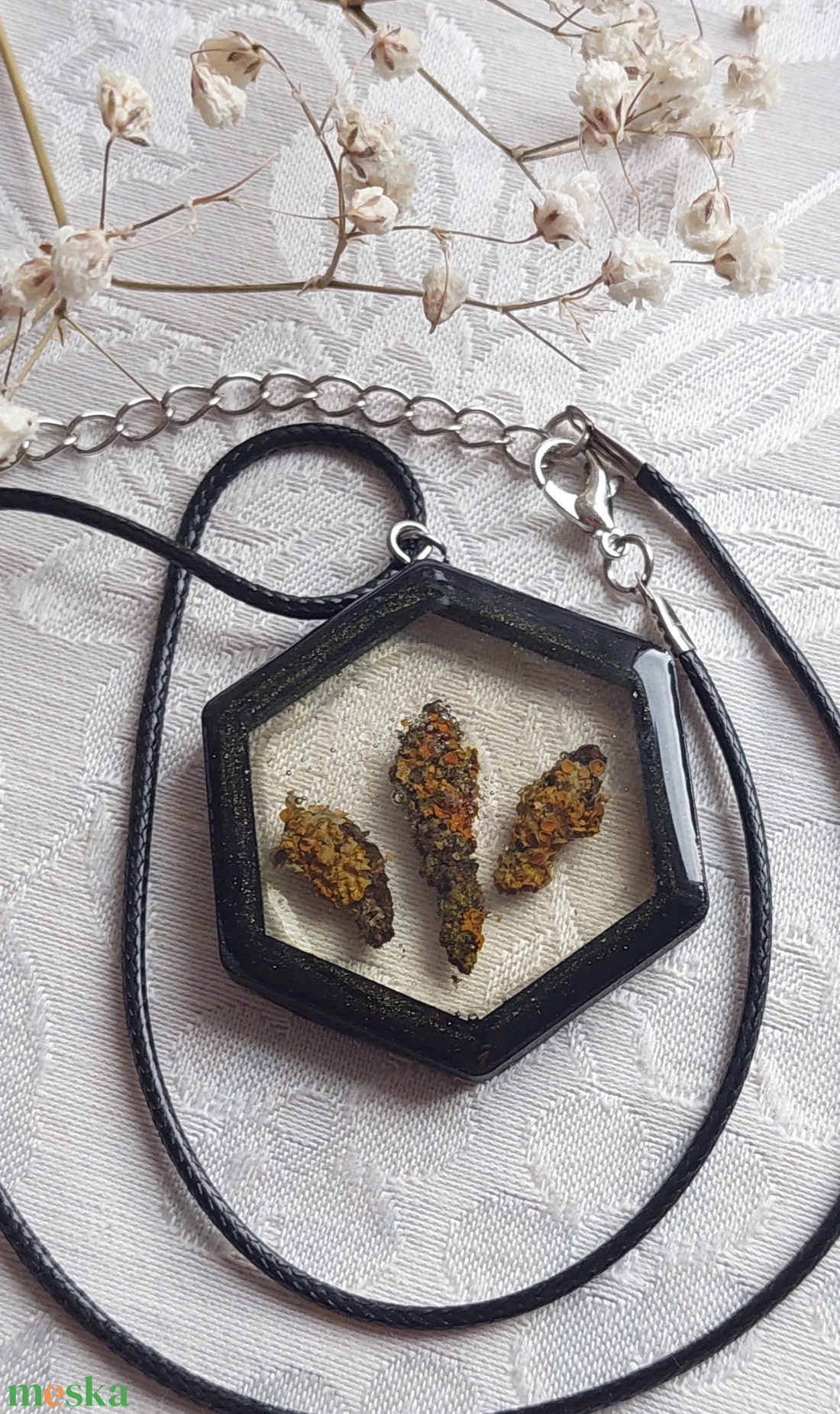 Zuzmós gyanta medál. Fekete fakeretes gyanta nyakék. Természetes ékszer. - ékszer - nyaklánc - medál - Meska.hu