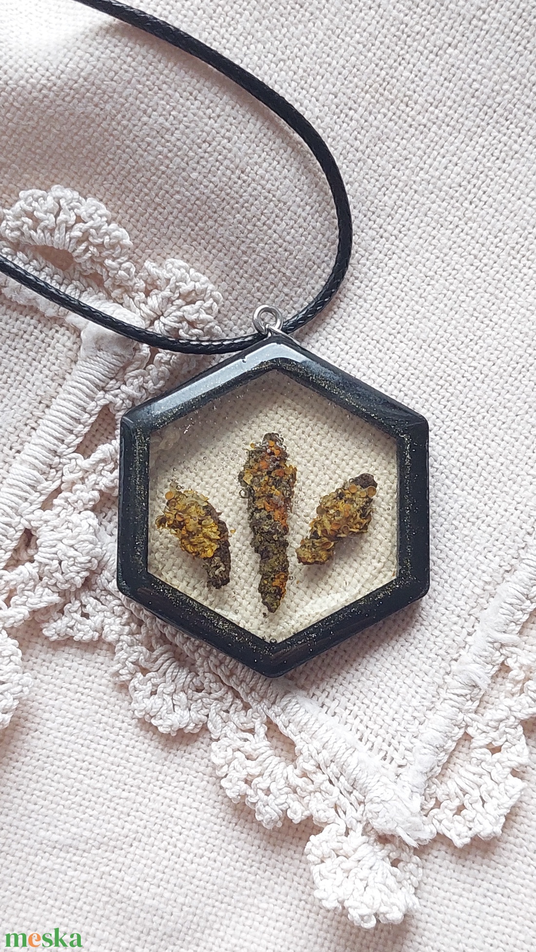 Zuzmós gyanta medál. Fekete fakeretes gyanta nyakék. Természetes ékszer. - ékszer - nyaklánc - medál - Meska.hu
