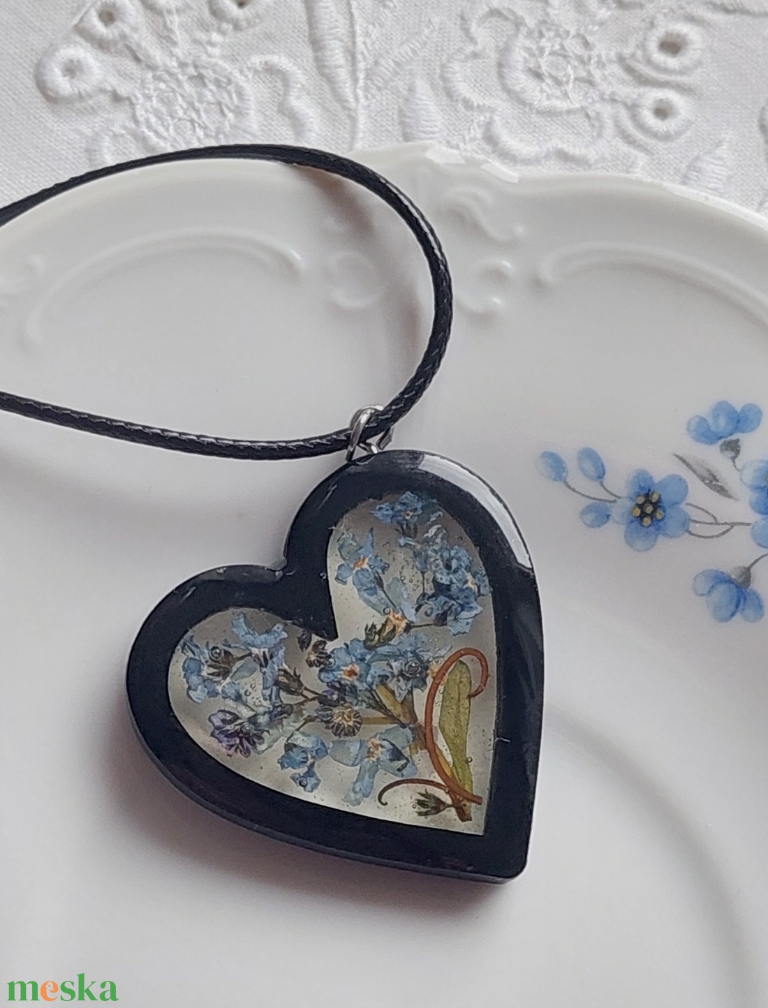 Kék nefelejcs szív alakú gyanta medál. Fekete fakeretes gyanta nyakék. Természetes ékszer. - ékszer - nyaklánc - medál - Meska.hu