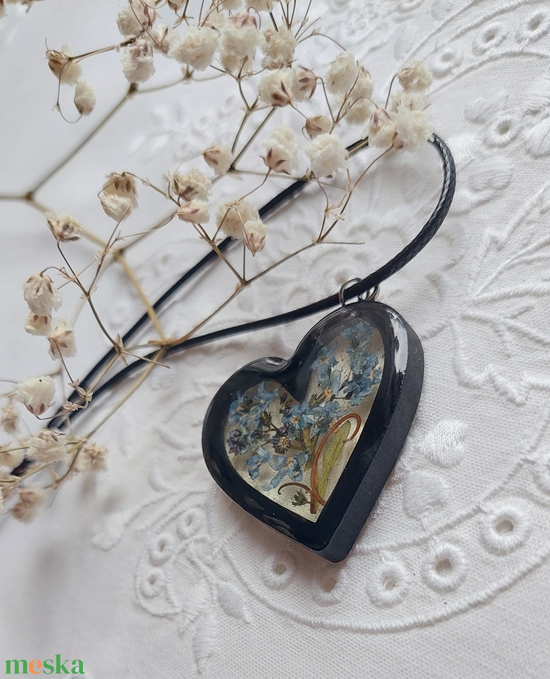 Kék nefelejcs szív alakú gyanta medál. Fekete fakeretes gyanta nyakék. Természetes ékszer. - ékszer - nyaklánc - medál - Meska.hu