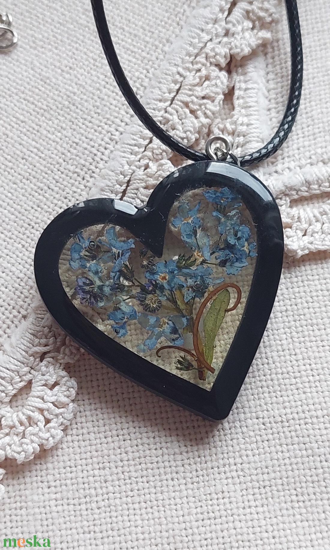 Kék nefelejcs szív alakú gyanta medál. Fekete fakeretes gyanta nyakék. Természetes ékszer. - ékszer - nyaklánc - medál - Meska.hu