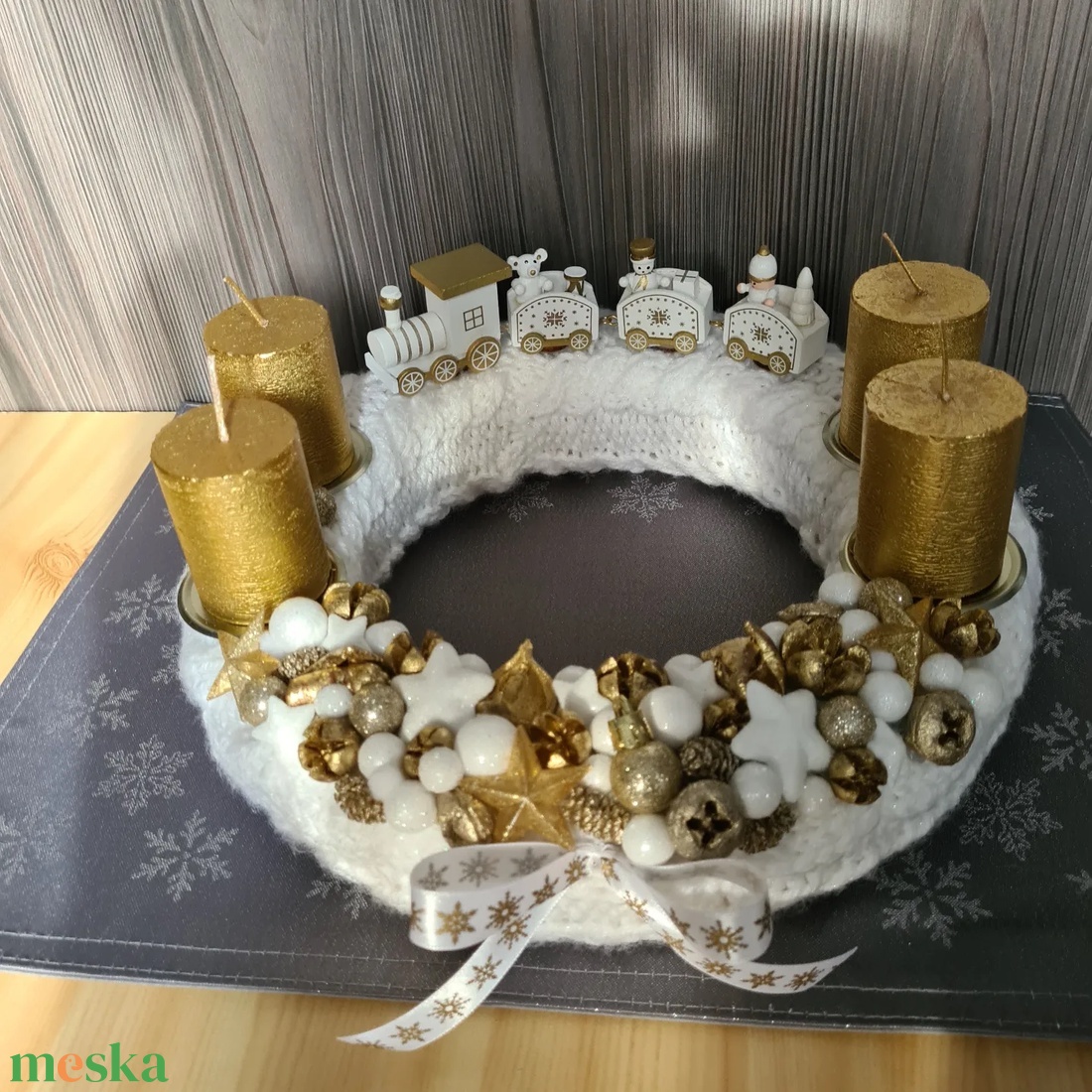 Arany-fehér vonatos adventi koszorú - otthon & életmód - dekoráció - ajtó- és ablak dekoráció - ajtódísz & kopogtató - Meska.hu