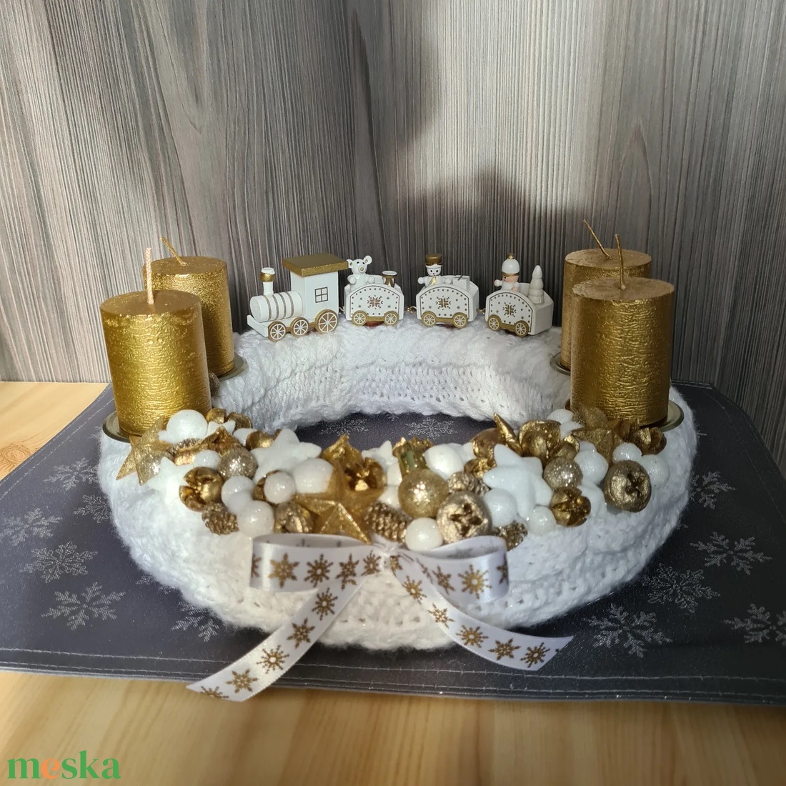 Arany-fehér vonatos adventi koszorú - otthon & életmód - dekoráció - ajtó- és ablak dekoráció - ajtódísz & kopogtató - Meska.hu