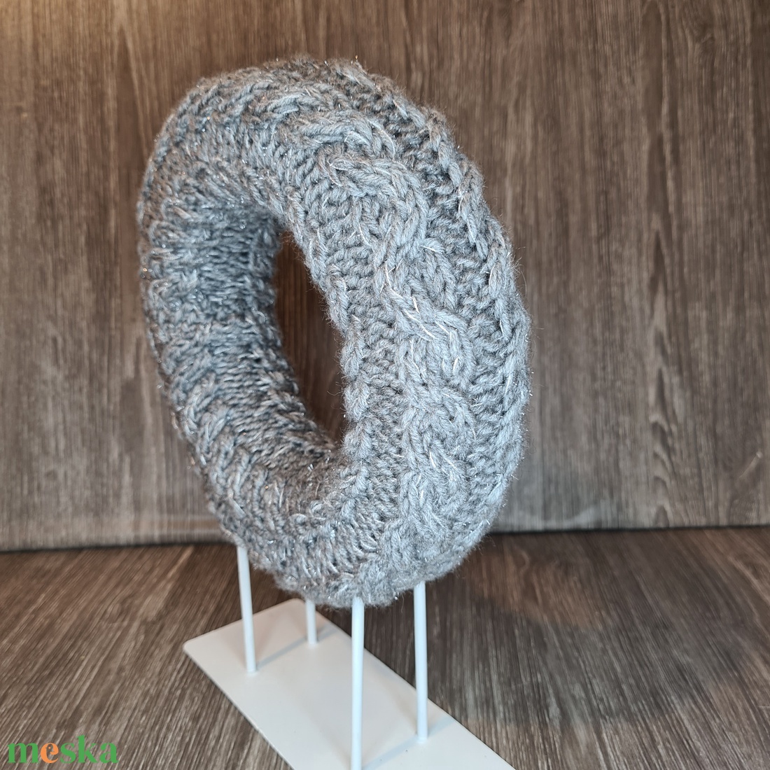 Kötött koszorúalap csavart mintával - kellékek & szerszámok - dekorációs kellékek - koszorú, koszorúalap - Meska.hu