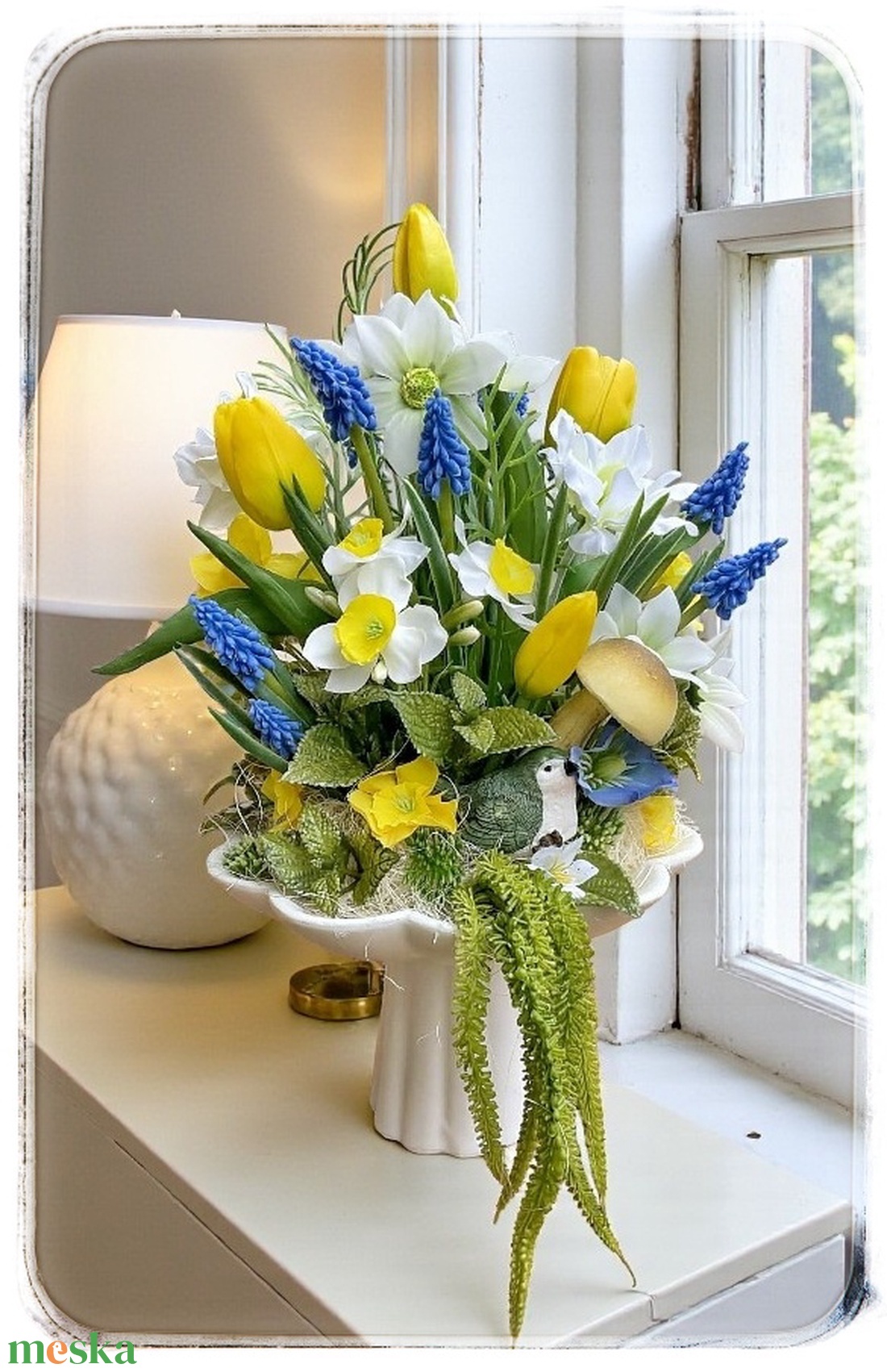 Élethű tavaszi asztaldísz kismadárral - otthon & életmód - virágdekoráció - virágdíszek - asztali virágdísz - Meska.hu