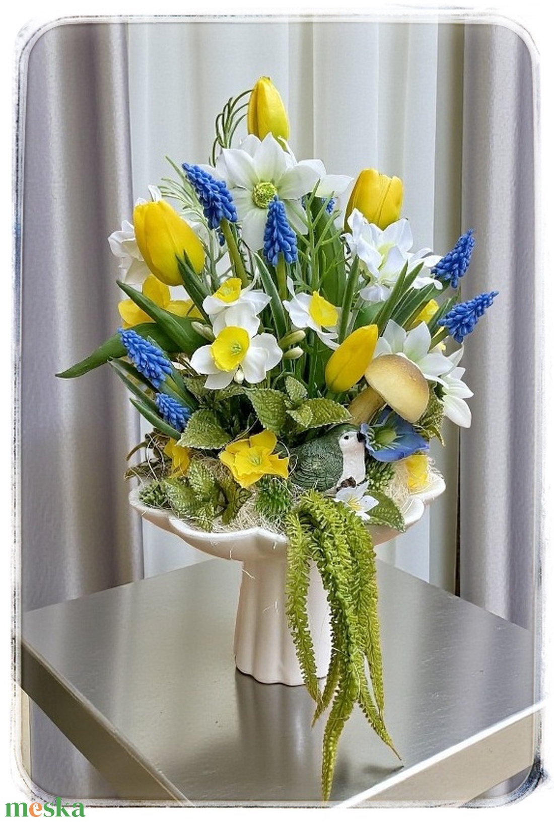 Élethű tavaszi asztaldísz kismadárral - otthon & életmód - virágdekoráció - virágdíszek - asztali virágdísz - Meska.hu