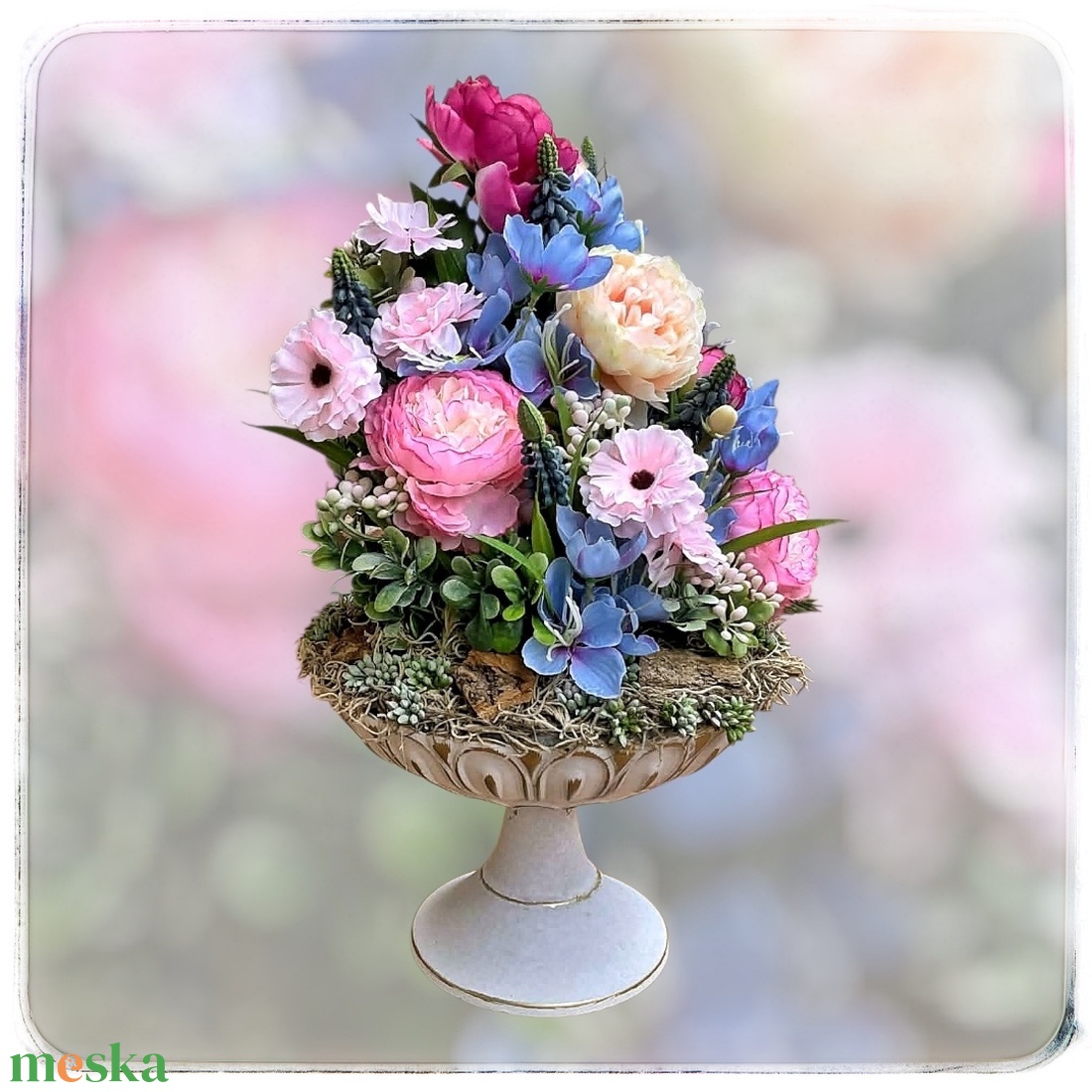 Nagyméretű, gazdagon díszített művirág dekoráció fém tortatálon  Ez az elegáns, kézzel összeállított dekoráció prémium  - otthon & életmód - virágdekoráció - virágdíszek - asztali virágdísz - Meska.hu
