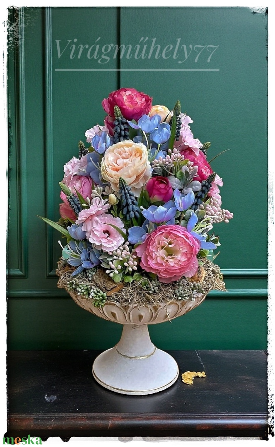 Nagyméretű, gazdagon díszített művirág dekoráció fém tortatálon  Ez az elegáns, kézzel összeállított dekoráció prémium  - otthon & életmód - virágdekoráció - virágdíszek - asztali virágdísz - Meska.hu