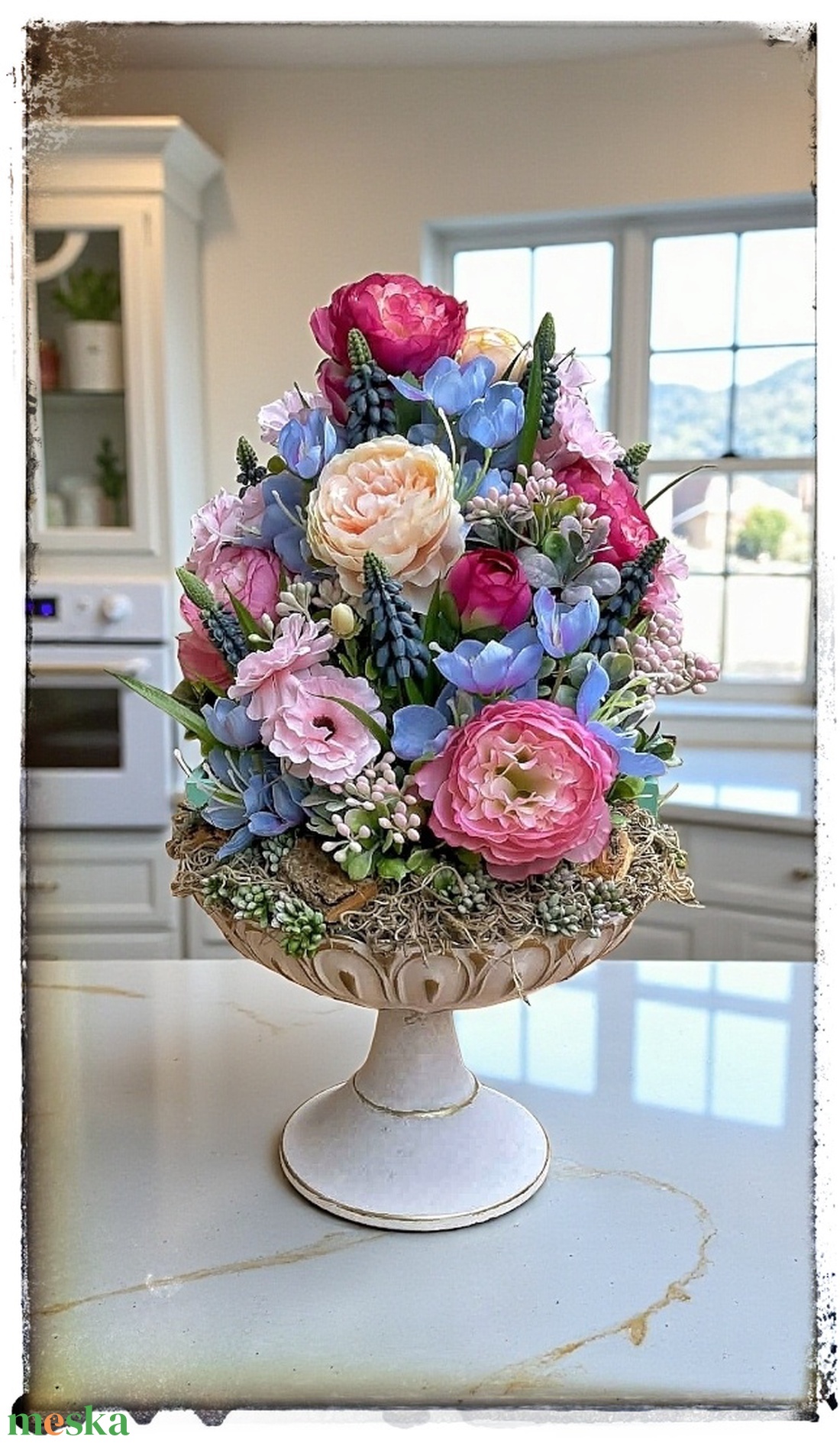 Nagyméretű, gazdagon díszített művirág dekoráció fém tortatálon  Ez az elegáns, kézzel összeállított dekoráció prémium  - otthon & életmód - virágdekoráció - virágdíszek - asztali virágdísz - Meska.hu