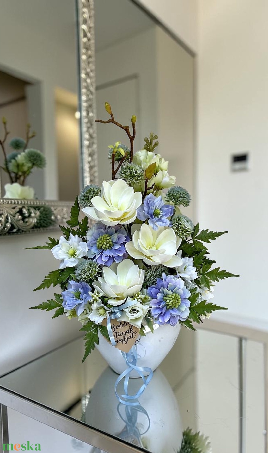 Elegáns Magnólia asztaldísz fehér és kék színvilágban - otthon & életmód - dekoráció - asztal és polc dekoráció - asztaldísz - Meska.hu