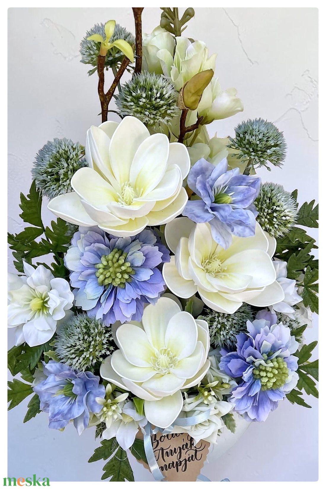 Elegáns Magnólia asztaldísz fehér és kék színvilágban - otthon & életmód - dekoráció - asztal és polc dekoráció - asztaldísz - Meska.hu