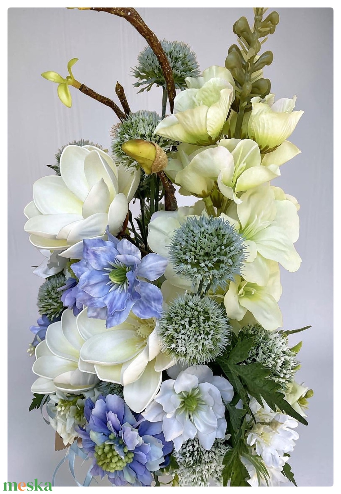 Elegáns Magnólia asztaldísz fehér és kék színvilágban - otthon & életmód - dekoráció - asztal és polc dekoráció - asztaldísz - Meska.hu