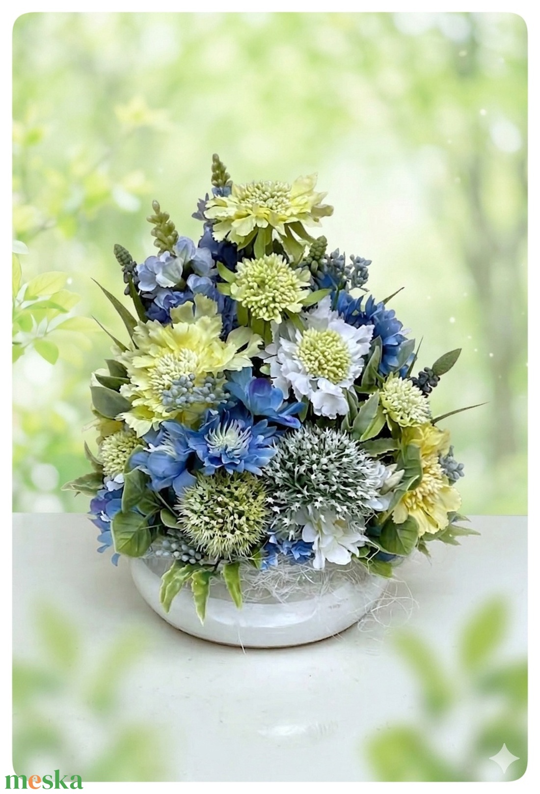 Tavaszi virágokkal készült anyák napi dísz sárga kék színvilágban - otthon & életmód - virágdekoráció - virágdíszek - asztali virágdísz - Meska.hu