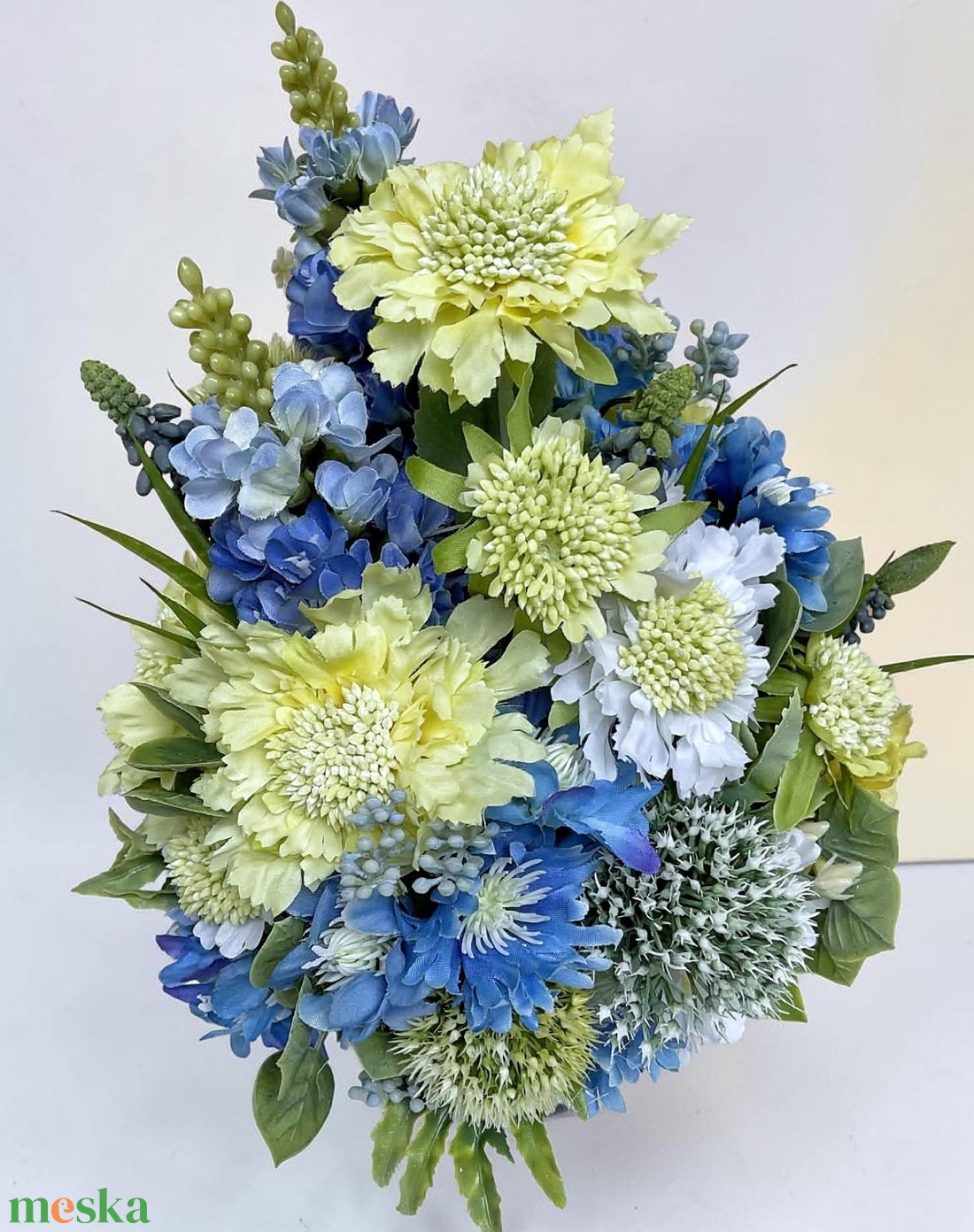 Tavaszi virágokkal készült anyák napi dísz sárga kék színvilágban - otthon & életmód - virágdekoráció - virágdíszek - asztali virágdísz - Meska.hu