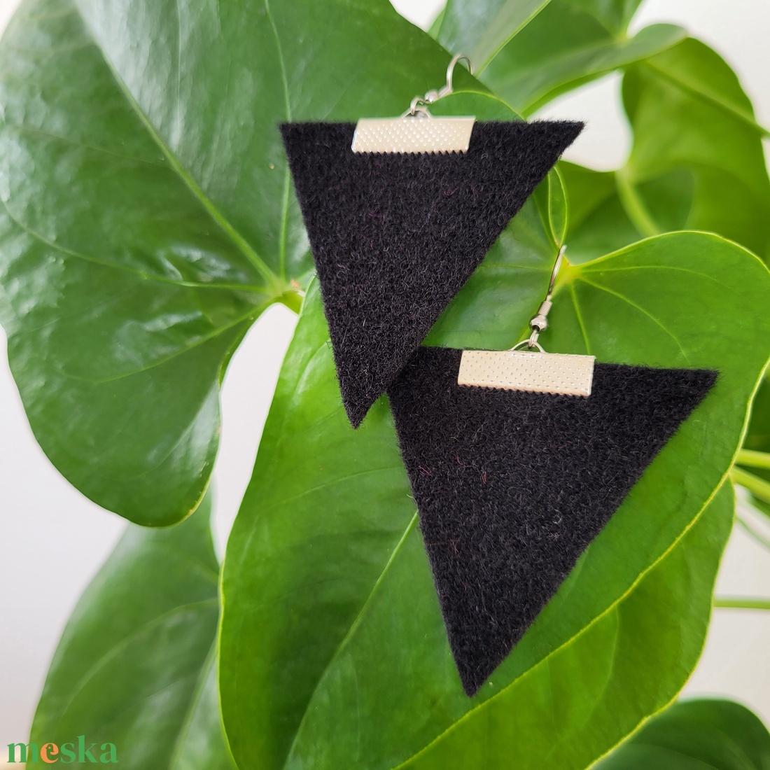 Háromszög fülbevaló, fekete-ezüst - ékszer - fülbevaló - lógó fülbevaló - Meska.hu