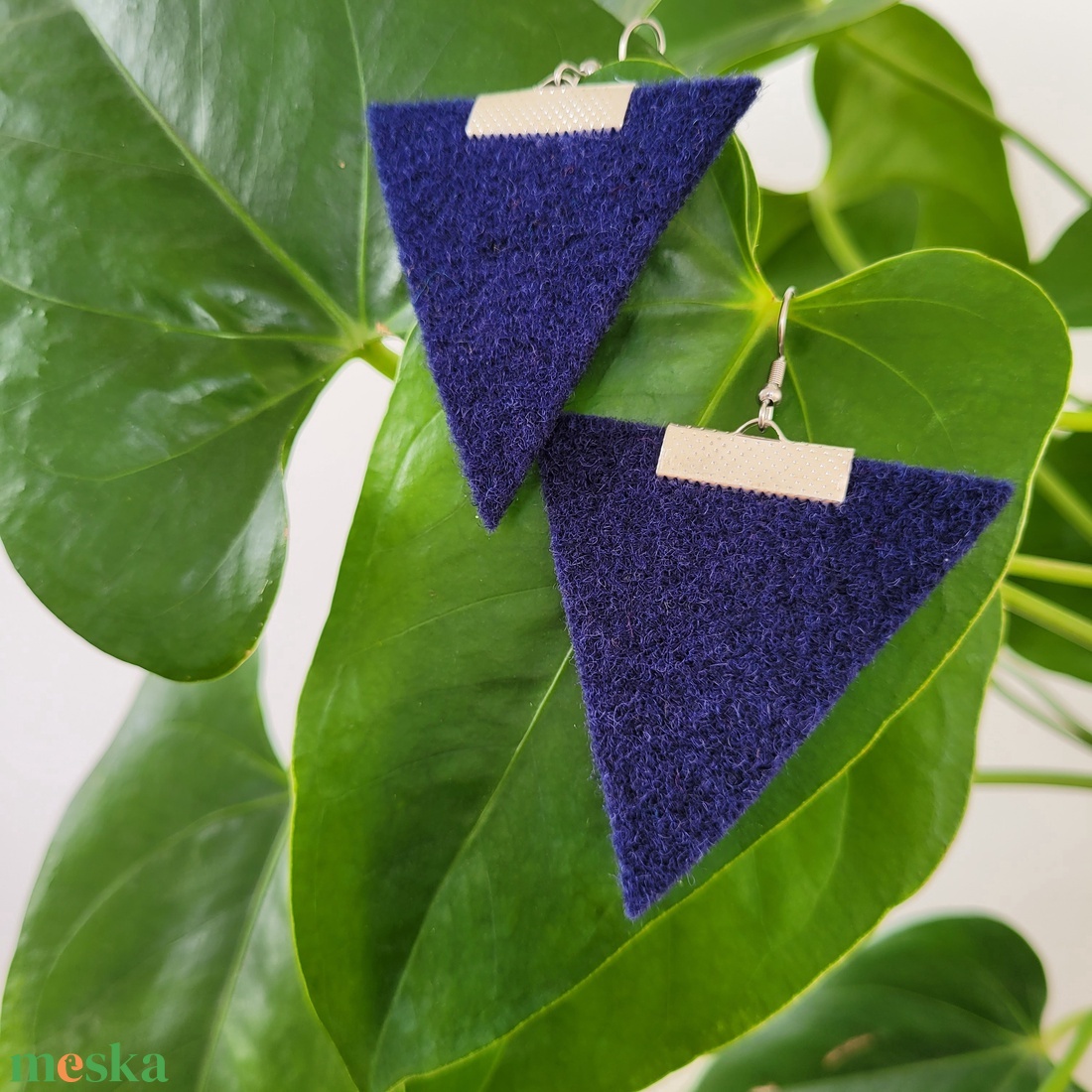 Háromszög fülbevaló, sötétkék-ezüst - ékszer - fülbevaló - lógó fülbevaló - Meska.hu
