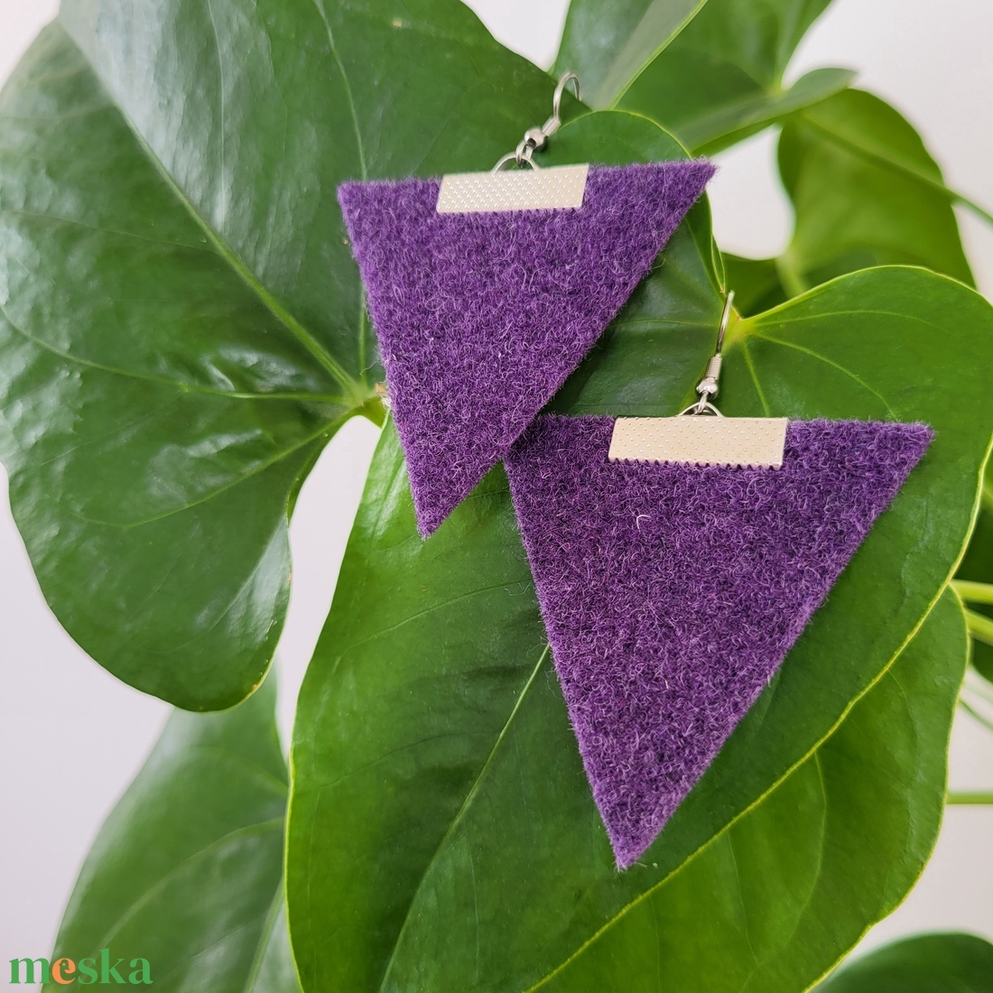 Háromszög fülbevaló, lila - ékszer - fülbevaló - lógó fülbevaló - Meska.hu