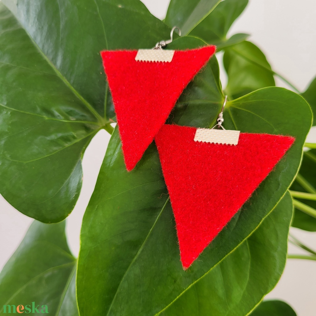 Háromszög fülbevaló, piros - ékszer - fülbevaló - lógó fülbevaló - Meska.hu