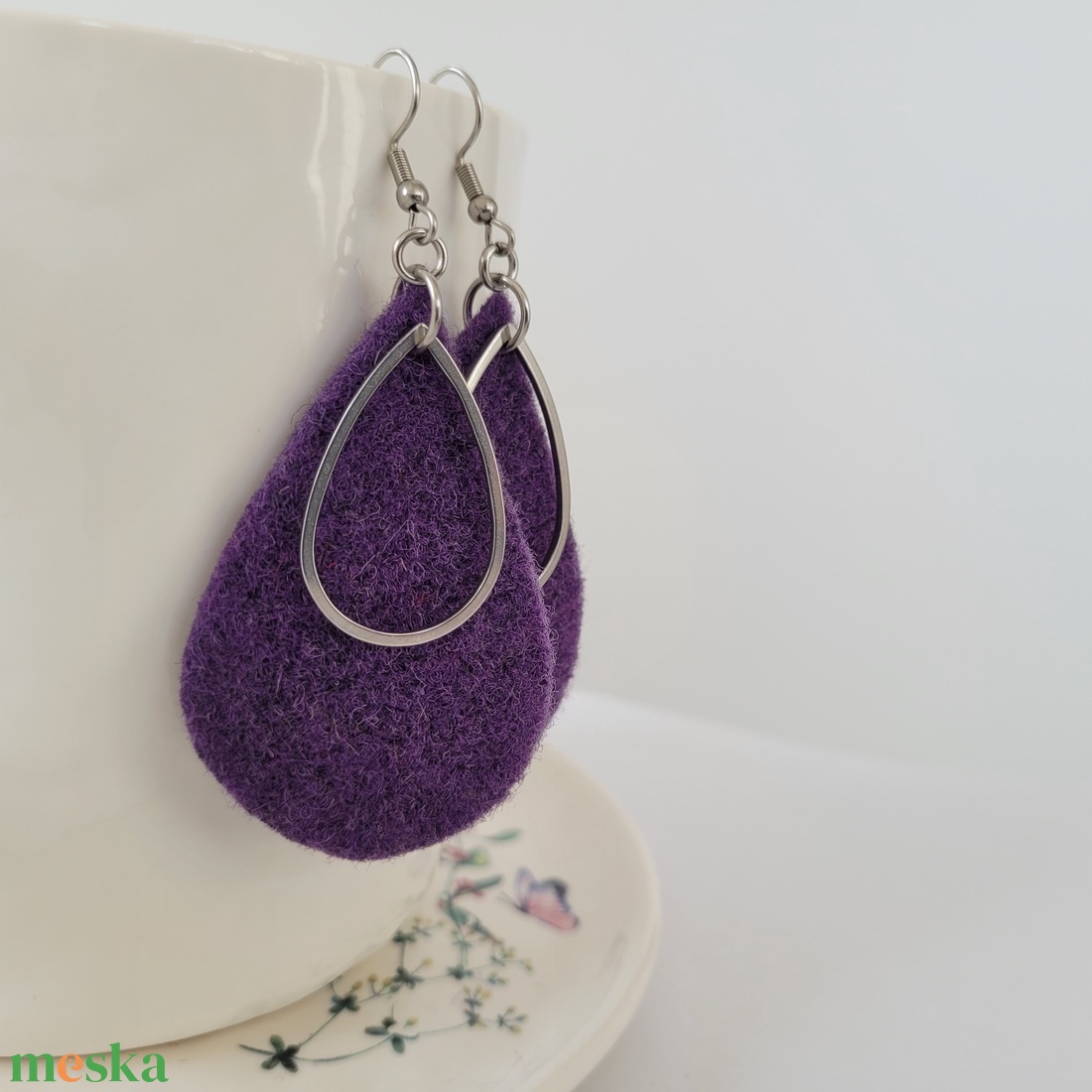 Csepp alakú fülbevaló, lila - ékszer - fülbevaló - lógó fülbevaló - Meska.hu