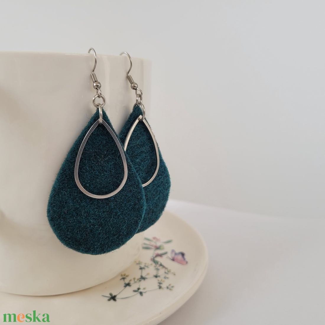Csepp alakú fülbevaló, sötétzöld - ékszer - fülbevaló - lógó fülbevaló - Meska.hu
