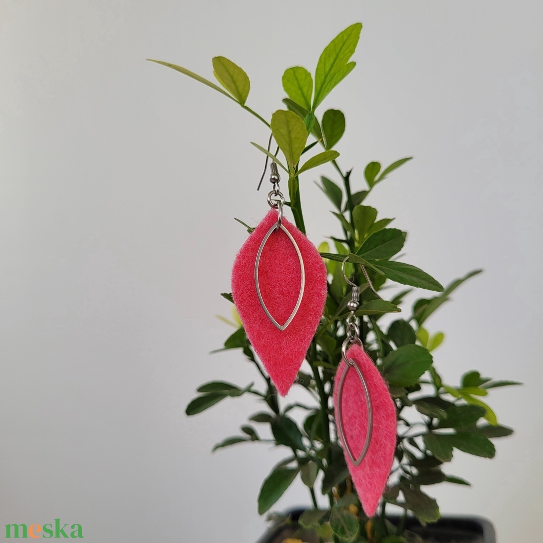 Díszes levél alakú fülbevaló, rózsaszín - ékszer - fülbevaló - lógó fülbevaló - Meska.hu