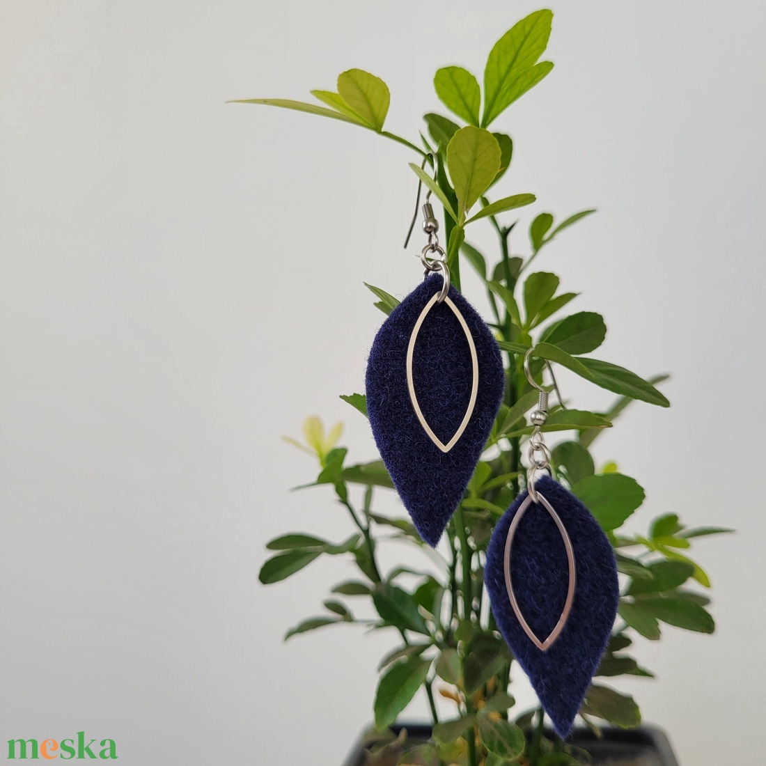 Díszes levél alakú fülbevaló, sötétkék - ékszer - fülbevaló - lógó fülbevaló - Meska.hu
