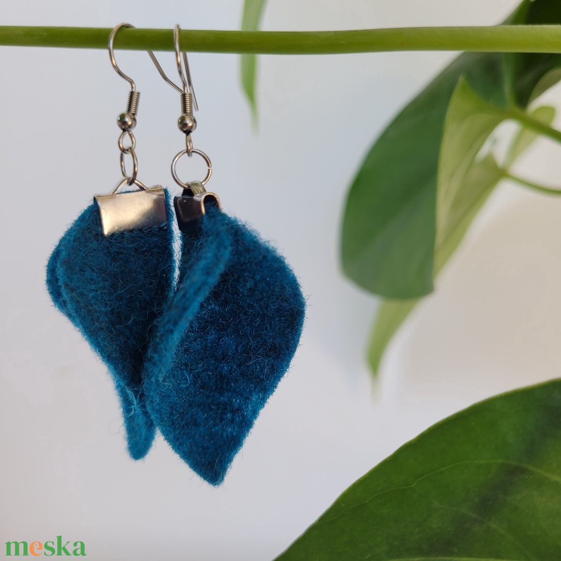 Tündérlevél fülbevaló- petrolkék/sötéttürkiz - ékszer - fülbevaló - lógó fülbevaló - Meska.hu