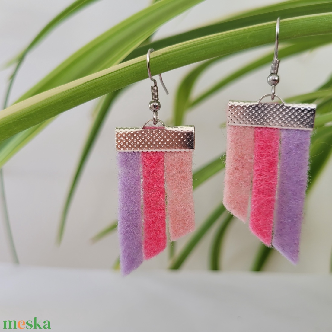 Csíkos szépség, rózsaszín-lila - ékszer - fülbevaló - lógó fülbevaló - Meska.hu