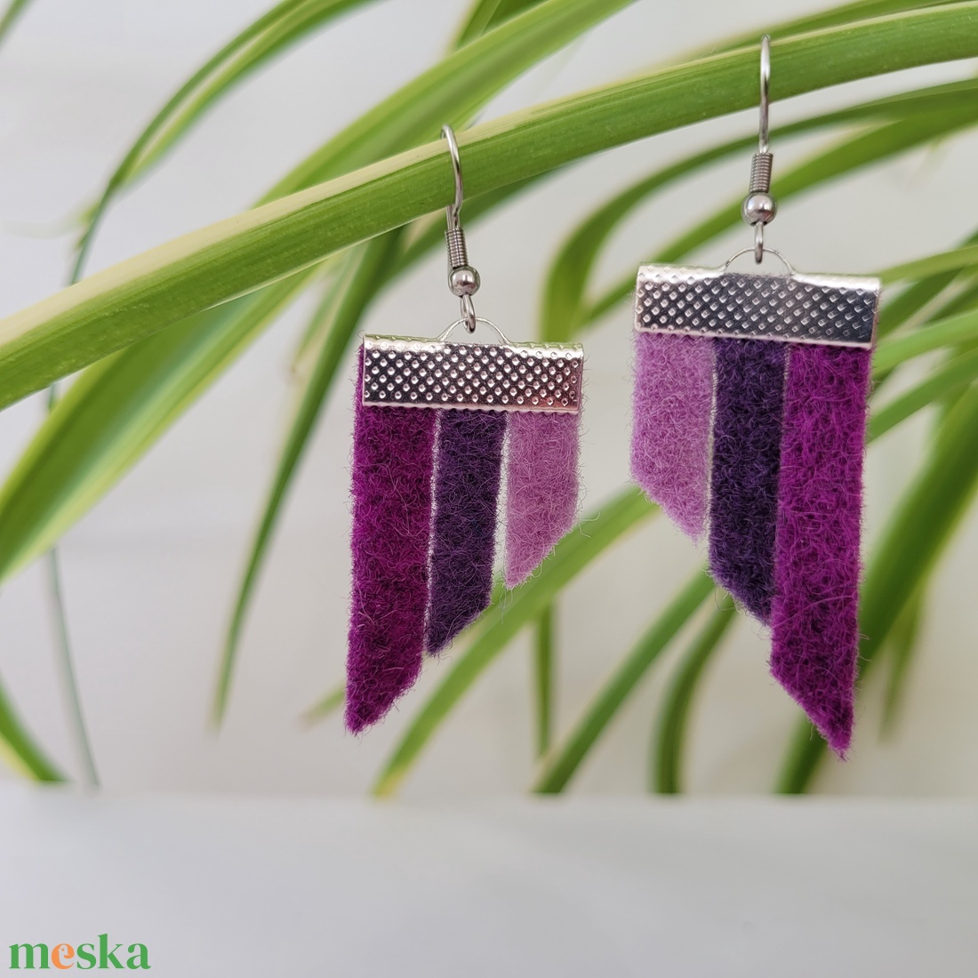 Csíkos szépség, lila árnyalatai - ékszer - fülbevaló - lógó fülbevaló - Meska.hu