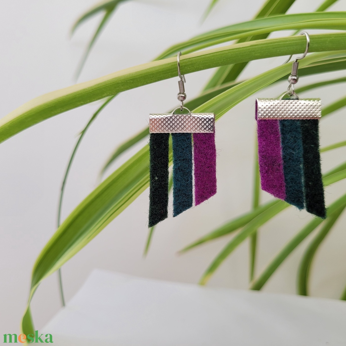 Csíkos szépség, lila és zöldek - ékszer - fülbevaló - lógó fülbevaló - Meska.hu