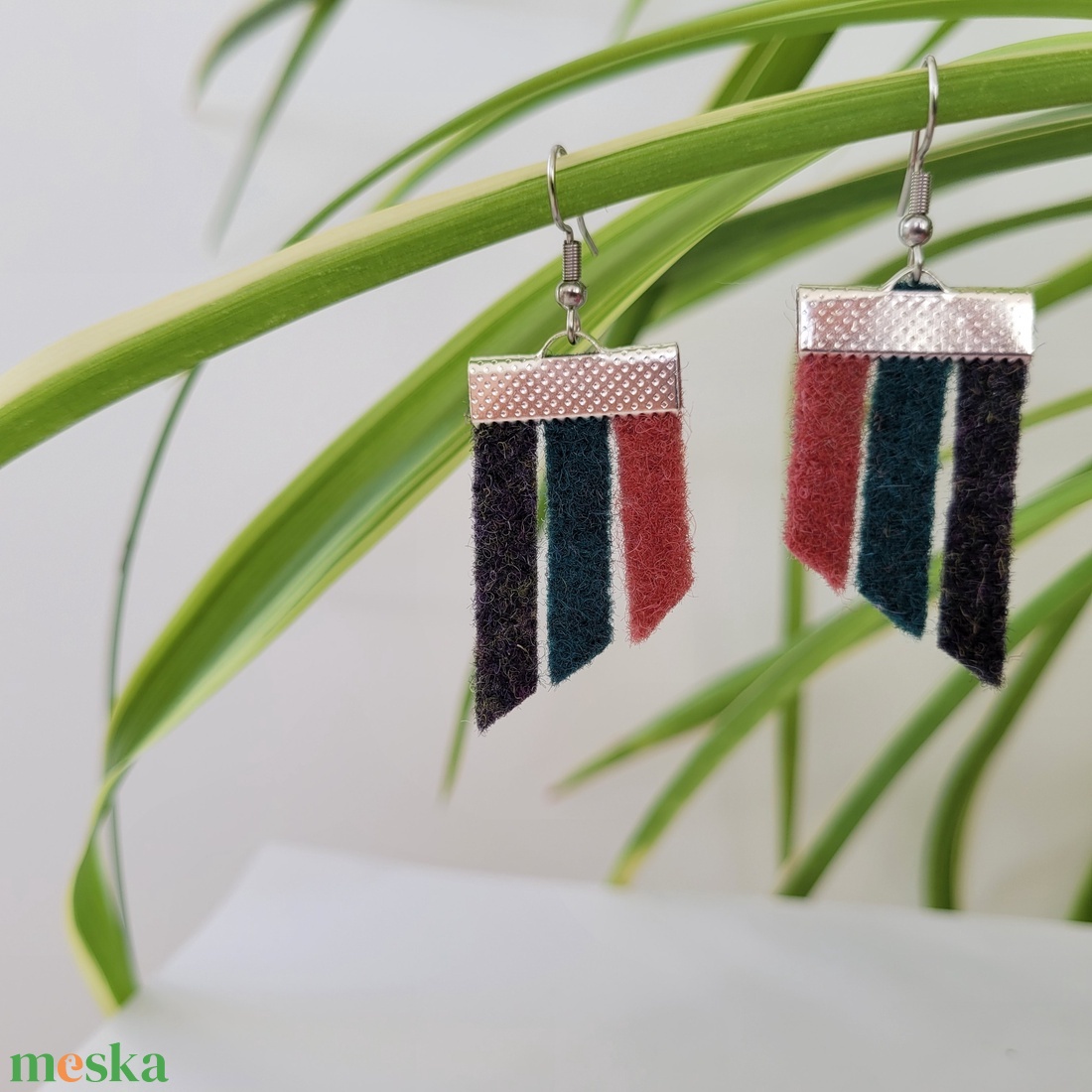 Csíkos szépség, rózsaszín, zöld, szürke - ékszer - fülbevaló - lógó fülbevaló - Meska.hu